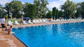 NIJE ČISTO, VEĆ SUPROTNO: Ako "miriše hlor" IZAĐITE IZ VODE