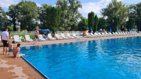 NIJE ČISTO, VEĆ SUPROTNO: Ako "miriše hlor" IZAĐITE IZ VODE