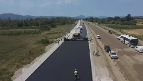 Kao avionska pista: Ovako izgleda najmodereniji auto-put u Srbiji - na Moravskom koridoru trenutno radi preko 4.000 radnika sa oko 2.000 mašina