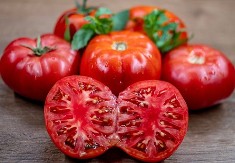 Kuvani paradajz s belim lukom i peršunom: Letnje jelo koje su spremale naše bake