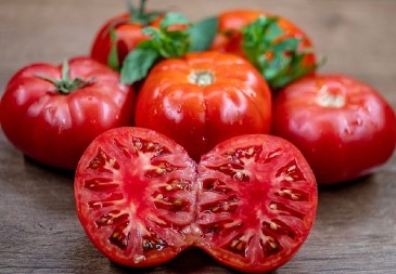 Kuvani paradajz s belim lukom i peršunom: Letnje jelo koje su spremale naše bake