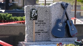 Ukrstite dve gitare, nek to bude spomenik: Ispunjena poslednja želja čuvenog Bore Čorbe, na groblju u Čačku podignut jedinstven spomenik za rok legendu