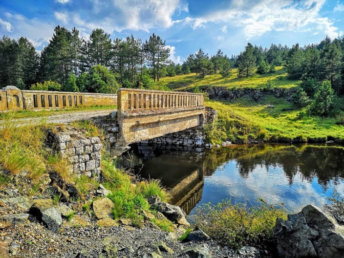 NEKOLIKO LEGENDI O ZLATIBORSKIM MESTIMA U nedavnoj prošlosti, Zlatibor se zvao Rujno