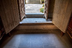 „Ustani s praga, nije dobro!“: Šta znači ova opomena