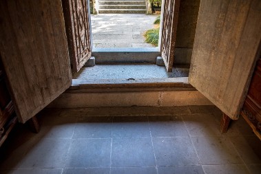 „Ustani s praga, nije dobro!“: Šta znači ova opomena