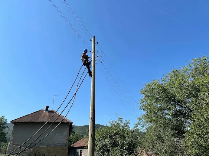 Stare drvene bandere iz doba Tita konačno se menjaju: Sela u Gornjem Milanovcu dobijaju novu i modernu elektromrežu vrednu preko 30 miliona dinara