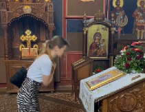 DA LI SE PRAVILNO KRSTITE PRED IKONOM U CRKVI: Veroučiteljica pokazala kako pravoslavci trebaju da to čine I OTKLONILA NEDOUMICE!