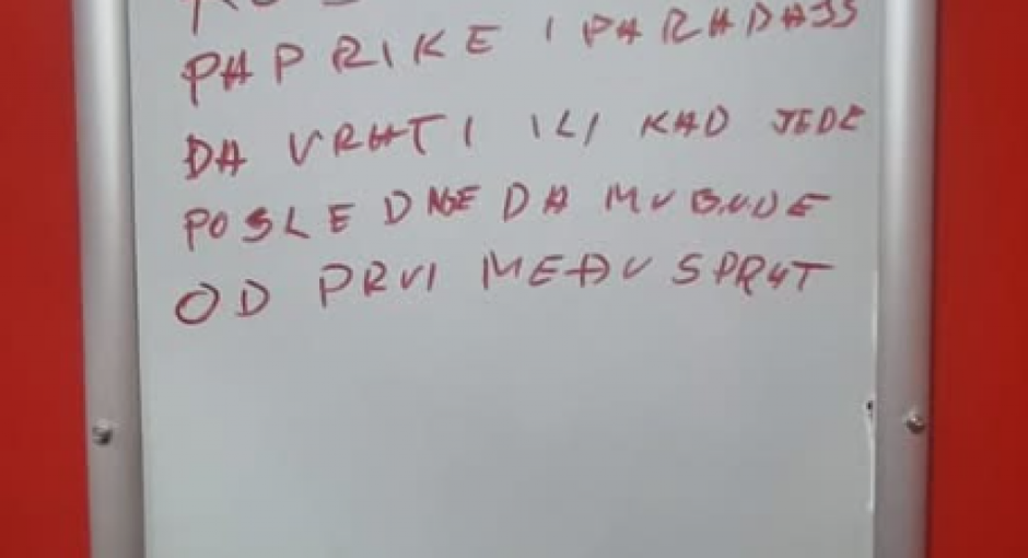 URNEBESNA PORUKA IZ LIFTA U VRANJU! Vlasnik od BESA zaboravio i NA GRAMATIKU! "Onom ko je uzeo kesu sa..."