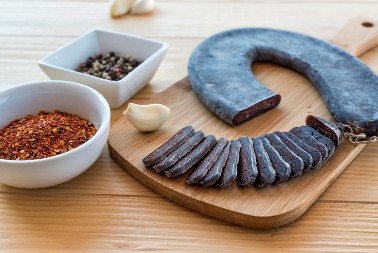 Kako se pravi peglana kobasica: receptura i tradicija pirotskog kraja