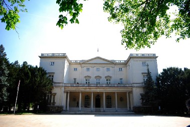 TITOV POSLEDNJI POKLON: Zašto je Beli dvor na Dedinju izgrađen u stilu srednjeg veka i kakvu tajnu krije Titova bašta