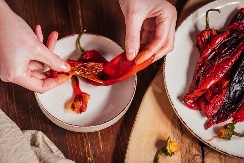 Košta manje od 100 dinara, a duplo skraćuje vreme LJUŠTENJA PAPRIKA: Domišljata domaćica DOSKOČILA jednom od najzahtevnijih koraka u spremanju zimnice