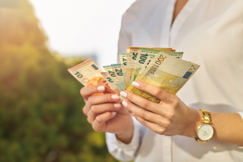 Ova grupa građana može dobiti i do 300.000 dinara pomoći: Država deli novac - evo koji su uslovi za prijavu