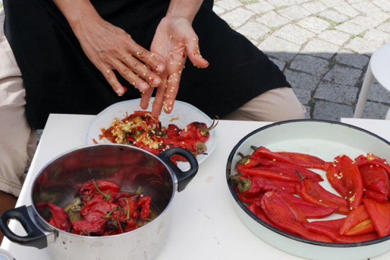 DOMAĆICE OTRKILE PRAVU MERU ZA DOBAR AJVAR: Tajna je u PAPRICI, kad je birate treba da bude baš ovakva