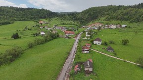 KUĆA NA RUBU VREMENA: Otkrijte tajnu Pešterske visoravni – zašto se kuće grade sa dva dimnjaka i kako je nastalo "peštersko blago"