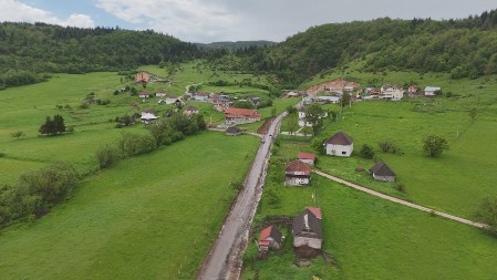 KUĆA NA RUBU VREMENA: Otkrijte tajnu Pešterske visoravni – zašto se kuće grade sa dva dimnjaka i kako je nastalo "peštersko blago"