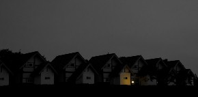 Običaj „nošenja noći“: Zašto su naši stari decu nosili preko praga kad padne mrak