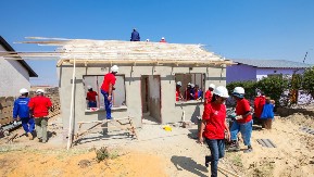 Ženska moba u Mačvi: Neobičan običaj gde žene same grade kuće, a muškarcima je pristup zabranjen