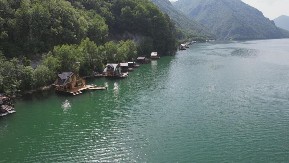 Perućac – jezero iz koga izranjaju ostaci potopljenog sela: Misteriozni prizori na obali Drine