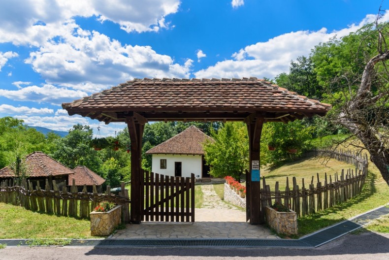 Zabranjena jabuka iz parka: Kako je počela romansa vojvode Mišića i Lujze