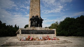 Betonski kolos od 26 metara nad Fruškom gorom: Spomenik iz 1951. gleda gde su ginuli partizani