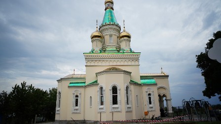 Zlatne kupole iznad Banstola: Prva pravoslavna crkva posvećena žrtvama "Oluje" sagrađena u ruskom stilu