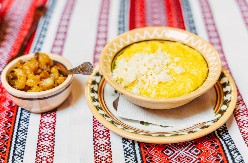 Kačamak sa prženim crnim lukom i sirom – zaboravljena varijanta iz Stare planine