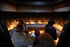 REŠENA DILEMA: Da li se pali jedna sveća za žive i mrtve?