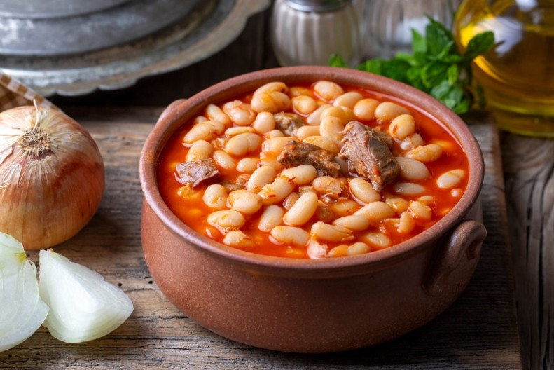 Srpski recept koji se zaboravlja: Kako se pravila pasulj-čorba “na tihoj vatri” u glinenom loncu