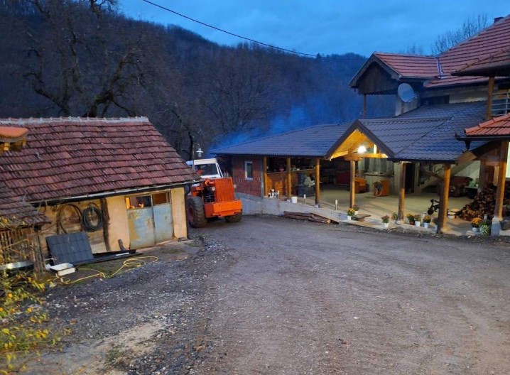 Deca odlučila da ostanu i žive u selu u kom su rođena: Pantovići iz Trešnjevice kod Arilja sami nasuli i spremili za sfaltiranje put do kuća - sad čekaju asfalt