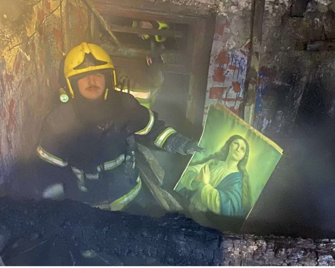 Čudo u Senti: Porodična kuća skoro potpuno izgorela ali ikona Svete Marije ostala nekatnuta, pronašli je hrabri vatrogasci