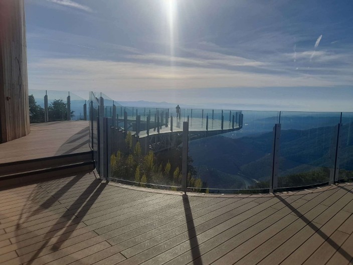 Odavde puca nestvaran pogled na pola Srbije: Prelepe slike sa vidikovca na Kablaru - željno se iščekuje otvaranje staklenog čuda