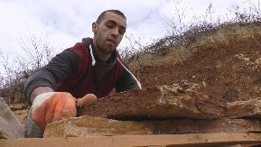 Vadi kamen iz kamenoloma pa ga obrađuje: On je Živojin Mišić i potomak srpskog vojskovođe - vredni mladić dostojno nosi veliko ime