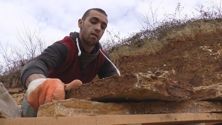 Vadi kamen iz kamenoloma pa ga obrađuje: On je Živojin Mišić i potomak srpskog vojskovođe - vredni mladić dostojno nosi veliko ime