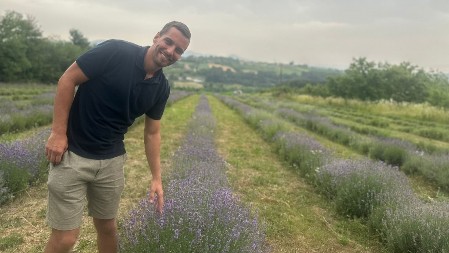 Bojan umesto šljiva i kajsija odlučio da gaji lavandu i od nje pravi nesvakidašnji liker: Prelepo imanje u selu Milićevci dokazuje - dobre ideje uvek dobro prolaze