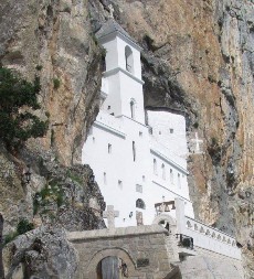 Zašto vernici na Ostrog nose bele vunene čarape: Narodno verovanje staro vekovima nalaže da ovo uradite sa njima