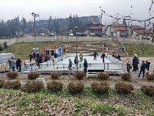 Ovo je prelepo, do sada smo to gledali samo na televiziji ili u većim gradovima: Po prvi put Nova Varoš dobila klizalište - deca oduševljena, plaćaju se samo klizaljke 200 dinara po satu