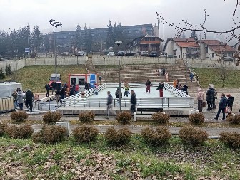 Ovo je prelepo, do sada smo to gledali samo na televiziji ili u većim gradovima: Po prvi put Nova Varoš dobila klizalište - deca oduševljena, plaćaju se samo klizaljke 200 dinara po satu
