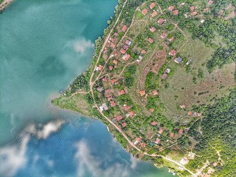 Veštačko, a izgleda kao da ga je sama priroda stvorila: Ovo jezero je izletište u okolini čuvene banje