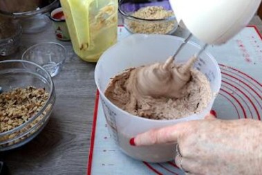 Starinski kolač za koji će vam svi tražiti recept: Jeftina poslastica koja se topi u ustima, a uspeva baš svima