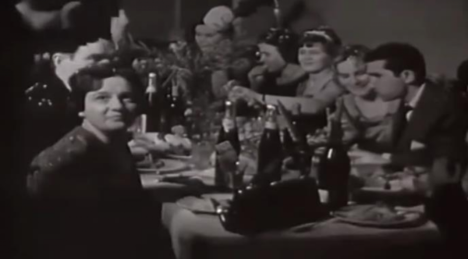 OVAKO JE IZGLEDAO DOČEK NOVE GODINE U JUGOSLAVIJI: Na stolu meze na čačkalicu, činija salate, domaće kiflice i flaša pića! (FOTO/VIDEO)