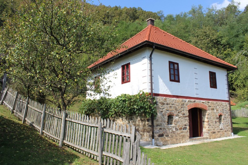 U ovom selu pravi se najstarija čista rakija šljivovica : Radisav je šesta generacija koja čuva tradiciju