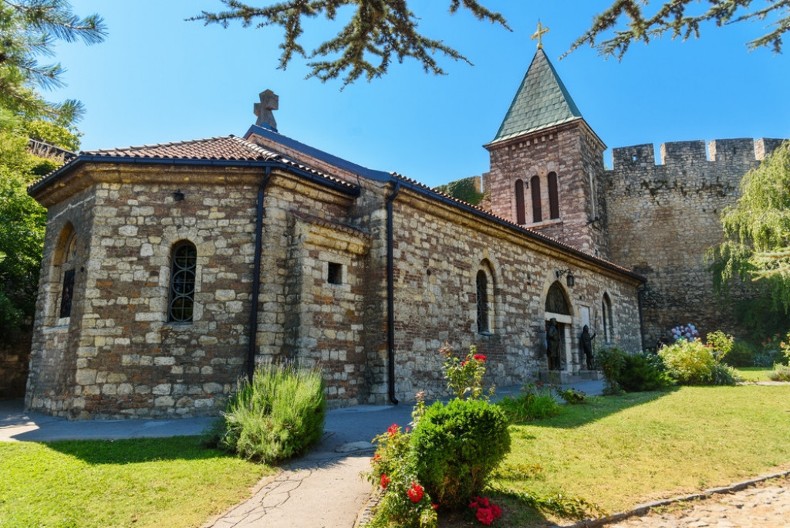 Najneobičnija crkva Beograda: Ružica i njena simbolika vojnog hrama sa svećnjacima od čaura