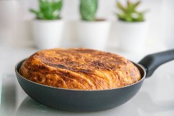 Domaćinska pita puna nadeva koja ima zlatnu koricu: Ukusan obrok za koji vam rerna nije potrebna, zapišite recept