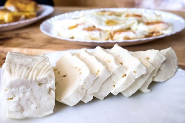 KAKO SE GLEDALO NA SIR I MLEKO U STAROJ SRBIJI I KAKO SE PRAVIO "SELJAČKI PARMEZAN": Tajna srpskog belog mrsa!