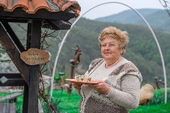 ZBOG OVOGA JE SRBIN NAJVEĆI DOMAĆIN: Retko viđeni ritual s vodom i peškirom koji goste ostavlja bez teksta!