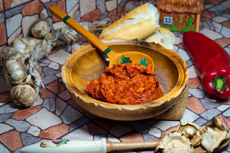 Najjeftinija zimnica se pravi najbrže! Slasna ljutenica je pikantnija od ajvara, a možda već imate sve što vam treba