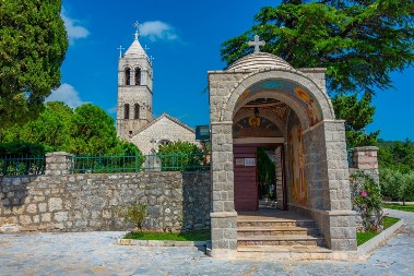 Manastir koji su Srbi gradili vinom i pesmom: Reževići i zavet Stefana Prvovenčanog