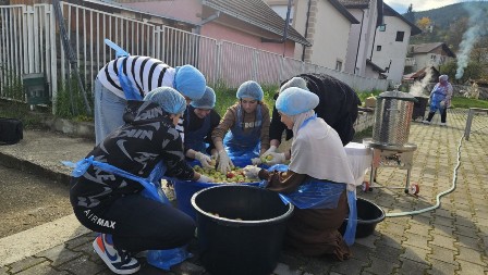 Jabuke smo sami brali, a zatim od njih cedili sok: Preko 300 đaka radi u učeničkoj zadruzi u Brodarevu kao što se to radilo nekad - bravo deco