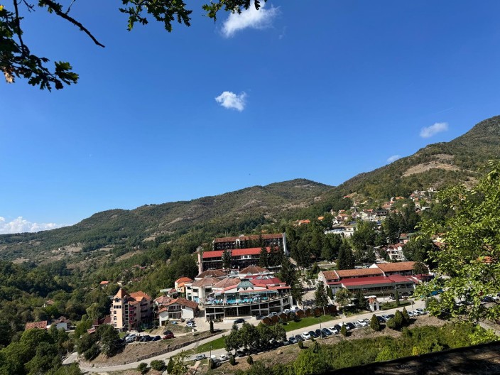 Prolom Banja zimi: Mesto tišine, lekovite vode i pogleda koji spaja zemlju i nebo