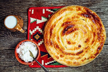 Hrskava i puna nadeva: Brzinska pita sa sirom prste da poližete, nestaje sa tanjira za tren oka